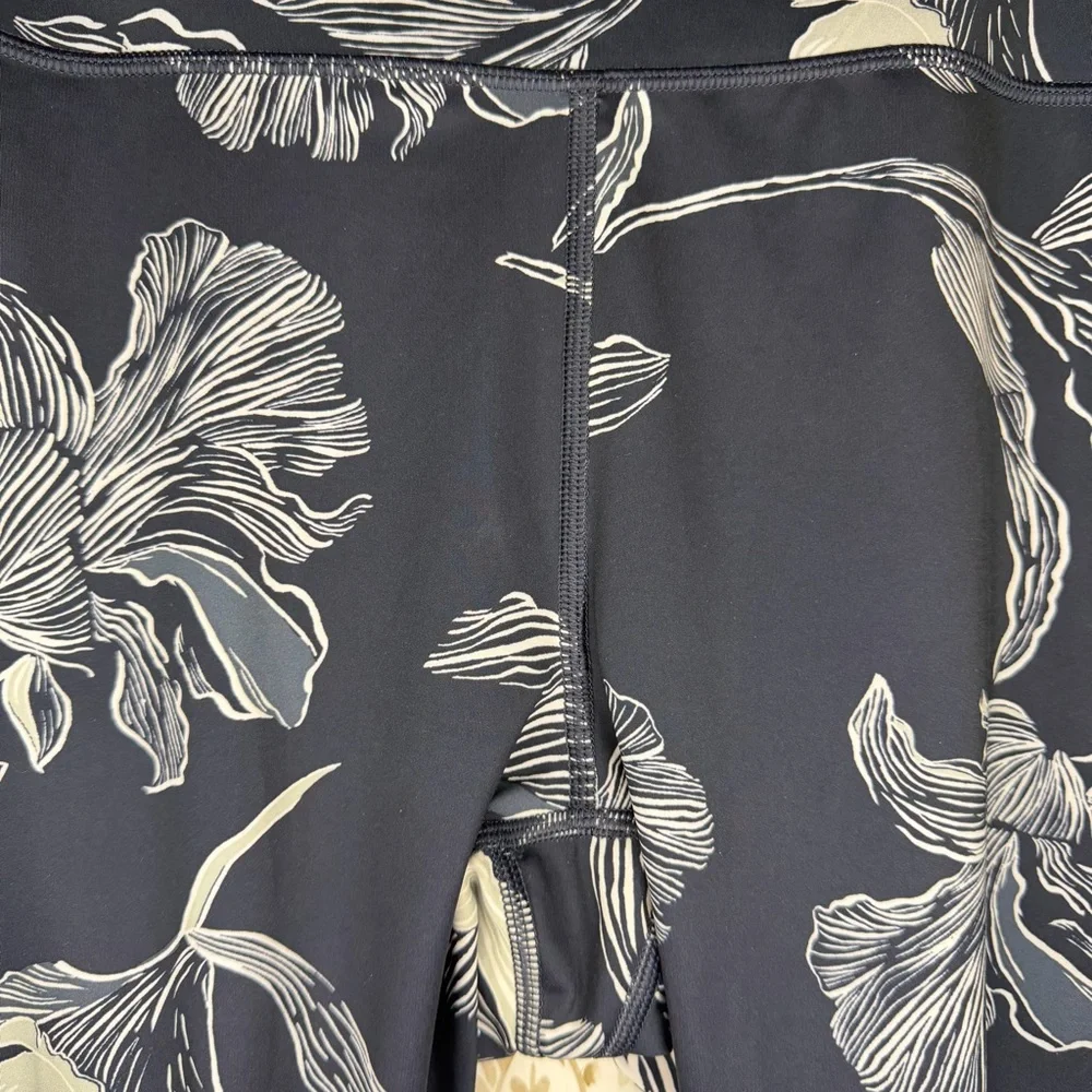 Athleta Sonic Capri Floral Print 7/8 Leggings Size Large Navy Blue High Rise - Picture 3 of 10